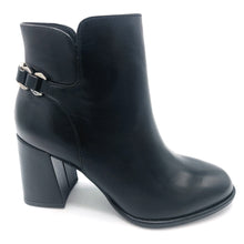 Carica l&#39;immagine nel visualizzatore di Gallery, Tamaris 1-25346-45 nero stivaletto  in pelle con tacco largo di 7,5 cm e catenina decorativa posteriore
