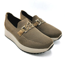 Carica l'immagine nel visualizzatore di Gallery, Enval 8779233 taupe slip on in tessuto elasticizzato con morsetto, dotato di soletta estraibile in memory foam
