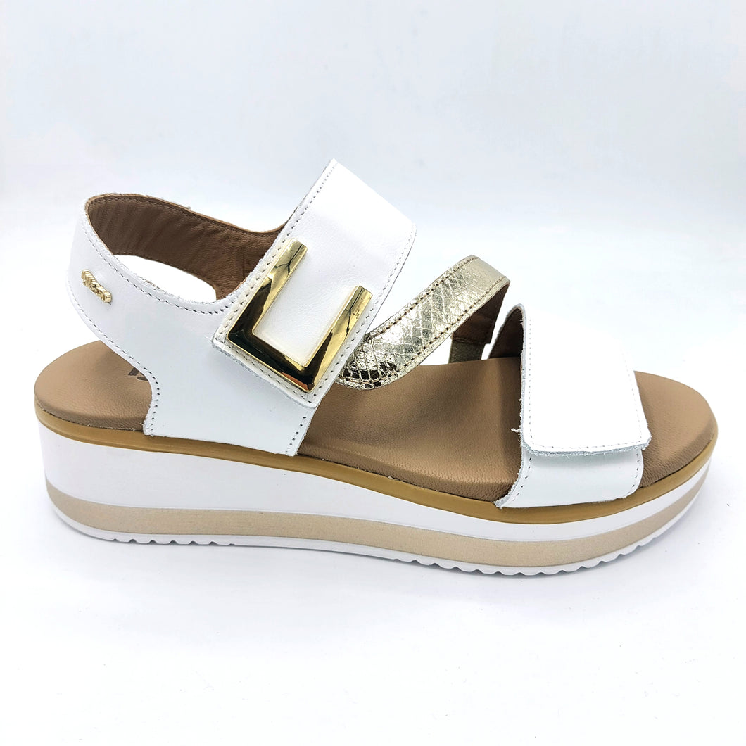 Igieco 7687622 bianco sandalo in pelle con chiusura con doppio velcro e zeppa di 5 cm