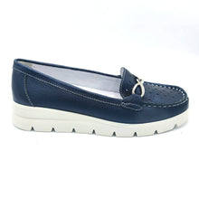 Carica l'immagine nel visualizzatore di Gallery, Enval 7750111 blu mocassino in pelle traforata con soletta estraibile in memory foam
