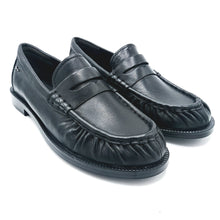 Carica l'immagine nel visualizzatore di Gallery, Tamaris 1-24251-47 nero mocassino donna in morbida pelle con bordo arricciato
