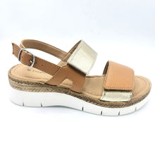 Carica l'immagine nel visualizzatore di Gallery, Esynrose 1024-003 beige e platino sandalo in pelle con doppia fascia con chiusura e regolazione con velcro e sottopiede imbottito.
