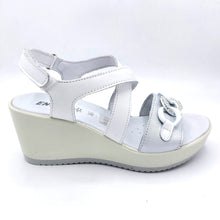Carica l&#39;immagine nel visualizzatore di Gallery, Enval 7784422 bianco sandalo in pelle con zeppa di 8 cm con catena decorativa con strass
