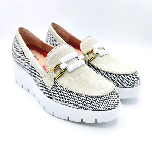 Callaghan 32120 bianco mocassino con zeppa da 6 cm con tomaia in pelle scamosciata e tessuto e un'applicazione frontale su tinta