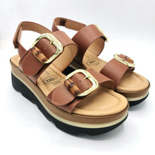 Carica l'immagine nel visualizzatore di Gallery, Donna serena 665950DM cognac sandalo in pelle con chiusure con velcro e fibbie solo decorative
