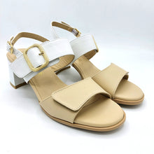 Carica l'immagine nel visualizzatore di Gallery, Enval 1276633 bianco beige sandalo in pelle con doppia fascia con chiusura a velcro e fibbia dorata decorativa. Dotato di tacco medio di 6 cm
