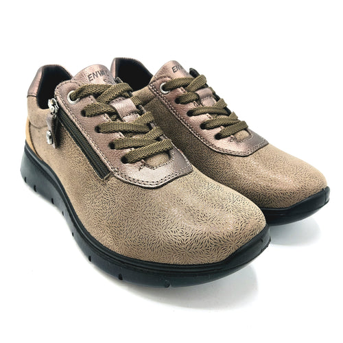 Enval 8775222 taupe sneakers donna linea comoda, dotata di doppia chiusura con lacci e cerniera.
Complleta la sua comodità con una soletta estraibile in memory foam