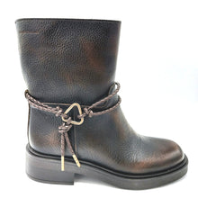 Carica l'immagine nel visualizzatore di Gallery, Ambitious 14620W marrone stivaletto biker donna in pelle martellata con sfumature e cinturino decorativo intrecciato

