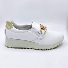 Carica l'immagine nel visualizzatore di Gallery, Enval 1274911 bianco mocassino in pelle con catena decorativa color oro con strass e soletta estraibile in memory foam
