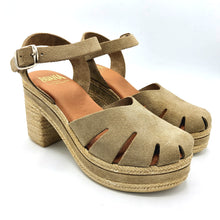 Carica l'immagine nel visualizzatore di Gallery, Pavana NARA beige in pelle scamosciata modello a ragno chiusa in punta e con braccialetto 
