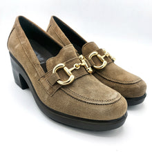 Carica l'immagine nel visualizzatore di Gallery, Enval 2259722 fango mocassino donna in pelle scamosciata con soletta estraibile in memory foam e morsetto decorativo frantale
