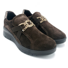 Carica l'immagine nel visualizzatore di Gallery, Enval 8778044 testa di moro mocassino donna in pelle scamosciata con decorazione frontale e soletta estraibile in memory foam
