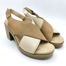 Carica l'immagine nel visualizzatore di Gallery, Enval 129522 beige sandalo incrociato in pelle con chiusura posteriore con velcro e tacco monoblocco di 6 cm

