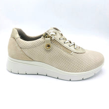 Carica l'immagine nel visualizzatore di Gallery, Enval 1265711 sabbia sneakers donna in similpelle elasticizzata, dotata di lacci elasticizzati e cerniera
