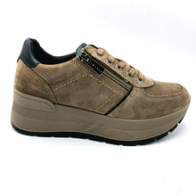 Carica l'immagine nel visualizzatore di Gallery, Igi&amp;co 2175222 taupe sneakers donna in pelle scamosciata con lacci e cerniera. Dotata di zeppa di 6 cm
