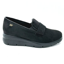Carica l'immagine nel visualizzatore di Gallery, Donna serena 4G6286DM nero mocassino donna in simil camoscio con tomaia idrorepellente decorata da piccoli strass
