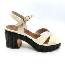 Carica l'immagine nel visualizzatore di Gallery, Tamaris 1-28313-44 avorio sandalo in pelle con braccialetto. Dotato di un tacco alto di 8 cm e plateau di 3 cm
