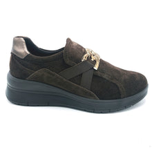 Carica l'immagine nel visualizzatore di Gallery, Enval 8778044 testa di moro mocassino donna in pelle scamosciata con decorazione frontale e soletta estraibile in memory foam
