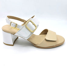 Carica l'immagine nel visualizzatore di Gallery, Enval 1276633 bianco beige sandalo in pelle con doppia fascia con chiusura a velcro e fibbia dorata decorativa. Dotato di tacco medio di 6 cm
