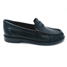 Carica l'immagine nel visualizzatore di Gallery, Tamaris 1-24251-47 nero mocassino donna in morbida pelle con bordo arricciato
