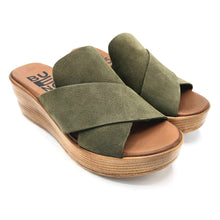 Carica l'immagine nel visualizzatore di Gallery, Bueno WE4703 verde ciaatta in pelle scamosciata con zeppa effetto legno di 6 cm
