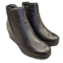 Carica l&#39;immagine nel visualizzatore di Gallery, Enval 8769500 nero tronchetto in pelle con zeppa in gomma flessibile di 8 cm e chiusura con cerniera
