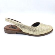 Carica l'immagine nel visualizzatore di Gallery, Bueno WG0701 oro slingback in rafia oro tacco basso con punta affusolata e sottopiede imbottito in pelle

