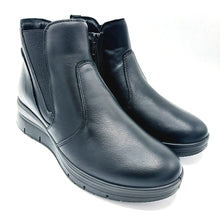 Carica l&#39;immagine nel visualizzatore di Gallery, Enval 8778100 nero stivaletti in pelle con elastico e cerniera. Dotato di una zeppa di 5 cm e una soletta estraibile in memory foam
