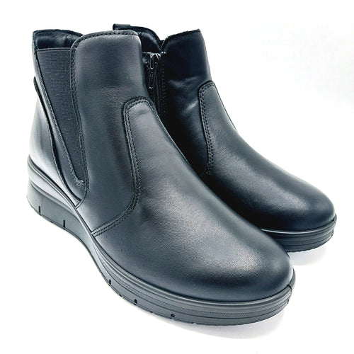 Enval 8778100 nero stivaletti in pelle con elastico e cerniera. Dotato di una zeppa di 5 cm e una soletta estraibile in memory foam