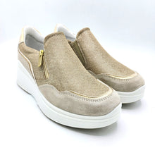 Carica l&#39;immagine nel visualizzatore di Gallery, Igieco 7653100 beige sneakers donna con chiusura a zip e zeppa di 5 cm
