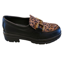 Carica l&#39;immagine nel visualizzatore di Gallery, Enval 8752522 nero mocassino donna in pelle con pattina maculata e morsetto frontale. Dotato di soletta estraibile in memory foam
