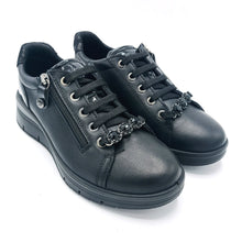 Carica l&#39;immagine nel visualizzatore di Gallery, Enval 8777900 nero in pelle stringata e con chiusura con cerniera. Dotata di strass decorativi removibili 
