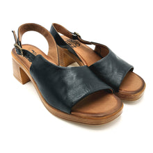 Carica l'immagine nel visualizzatore di Gallery, Bueno WE3803 nero sandalo donna in morbidissima elle con scollatura a taglio irregolare. Dotato di tacco di 6 cm e plateau di 1 cm
