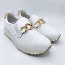 Carica l'immagine nel visualizzatore di Gallery, Enval 1274911 bianco mocassino in pelle con catena decorativa color oro con strass e soletta estraibile in memory foam
