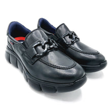 Carica l&#39;immagine nel visualizzatore di Gallery, Callaghan 64704 nero mocassino donna in pelle con catena decorativa e calzata step in, che aiuta la calzata senza l&#39;ausilio del calzante 
