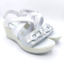 Carica l&#39;immagine nel visualizzatore di Gallery, Enval 7784422 bianco sandalo in pelle con zeppa di 8 cm con catena decorativa con strass
