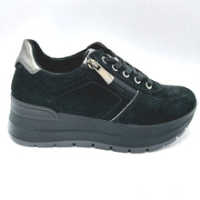 Carica l'immagine nel visualizzatore di Gallery, Igi&amp;co 2175200 nero sneakers donna in pelle scamosciata con lacci e cerniera. Dotata di zeppa di 6 cm
