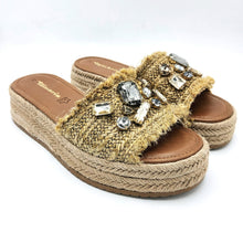 Carica l'immagine nel visualizzatore di Gallery, Tamaris 1-27214-46 beige ciabatta con zeppa in corda e tomaia in rafia decorata da strass
