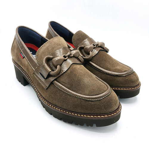 Callaghan 13458 trufa mocassino in pelle scamosciata con riporti in vernice e morsetto frontale decorativo.
Dotato di una suola in gomma con sistema adaptaction