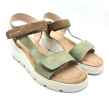 Carica l'immagine nel visualizzatore di Gallery, Amarpies ABZ26645 verde sandalo linea comoda con zeppa di 5,5 cme chiusura con doppio velcro

