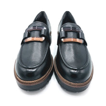 Carica l&#39;immagine nel visualizzatore di Gallery, Tamaris 1-24722-43 nero mocassino donna in pelle con dettaglio decorativo frontale
