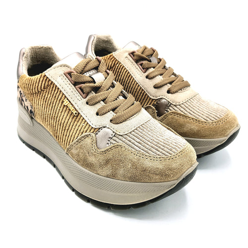 Igi&co 8677611 biscotto sneakers donna stringata in velluto e pelle scamosciata.
Dotata di zeppa di 6 cm e soletta estraibile in memory foam