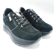 Carica l'immagine nel visualizzatore di Gallery, Igi&amp;co 2175200 nero sneakers donna in pelle scamosciata con lacci e cerniera. Dotata di zeppa di 6 cm
