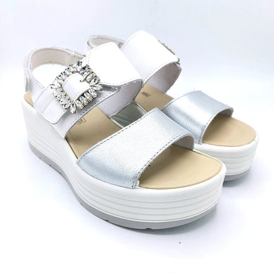 Igi&co 7667333 argento e bianco sandalo donna in pelle con doppia fascia in velcro di cui una posteriore e una con decorazione in strass