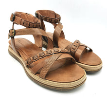 Carica l'immagine nel visualizzatore di Gallery, Tamaris 1-28210-44 cognac sandalo basso modello gladiatore in pelle con chiusura a zip e fasce con fibbie regolabili
