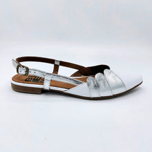Carica l&#39;immagine nel visualizzatore di Gallery, Bueno WE2902 bianco slingback in pelle con punta sfilata con dettagli argento
