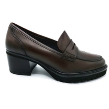 Carica l'immagine nel visualizzatore di Gallery, Callaghan 37205 marrone mocassino modello college con tacco di 6 cm e suola in gomma con sistema adaptaction
