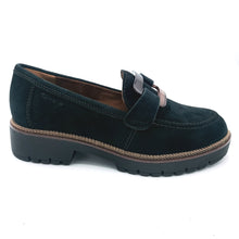 Carica l'immagine nel visualizzatore di Gallery, Tamaris 1-24722-43 navy mocassino donna in pelle scamosciata con decorazione frontale e suola carrarmato
