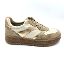 Carica l&#39;immagine nel visualizzatore di Gallery, Tamaris 1-23717-45 beige sneakers stringata donna in pelle scamosciata e pelle con riporti oro
