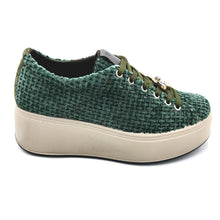 Carica l'immagine nel visualizzatore di Gallery, Igi&amp;co 8671411 verde sneakers donna stringata in velluto effetto intrecciato, con decorazione removibile e soletta estraibile
